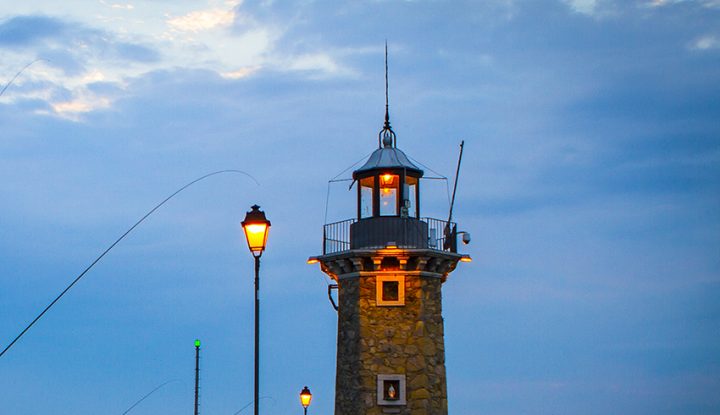 6133218-fyr-vid-gardasjon-850