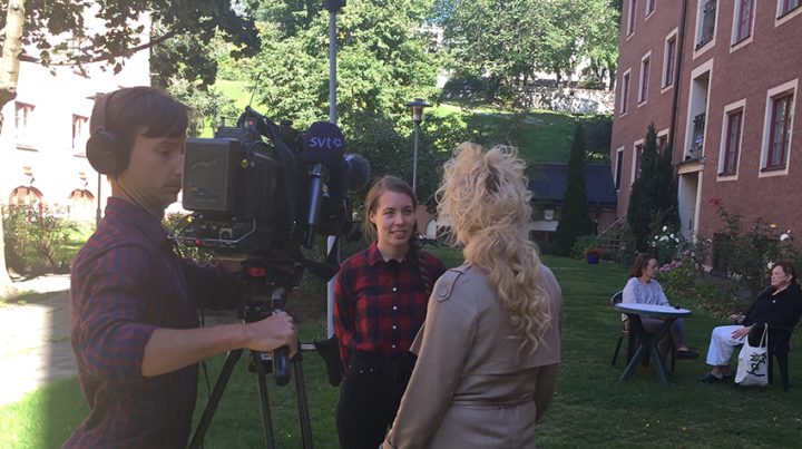 Blomsterfondens medlem Sanna intervjuas av SVT/Rapport