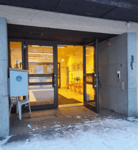 Entre Svalnäs med brevlåda