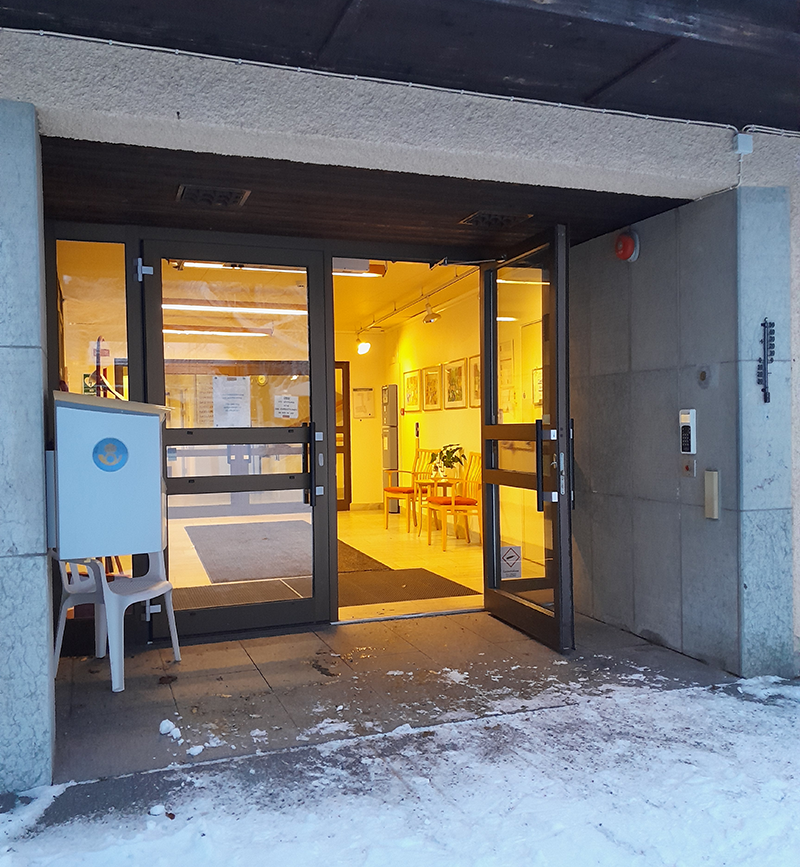 Entre Svalnäs med brevlåda